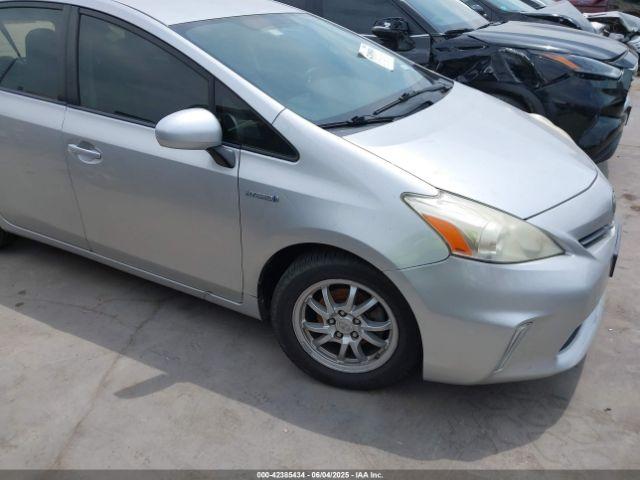  Salvage Toyota Prius v