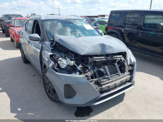  Salvage Nissan Kicks