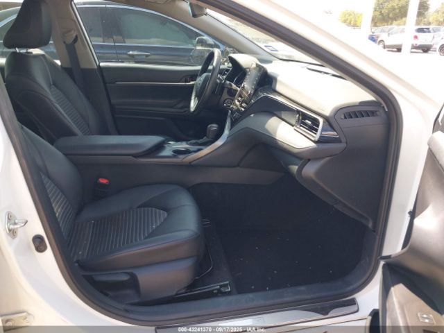 Toyota Camry Se Image 9