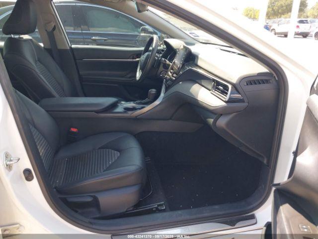 Toyota Camry Se Image 9