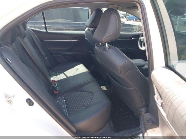 Toyota Camry Se Image 15