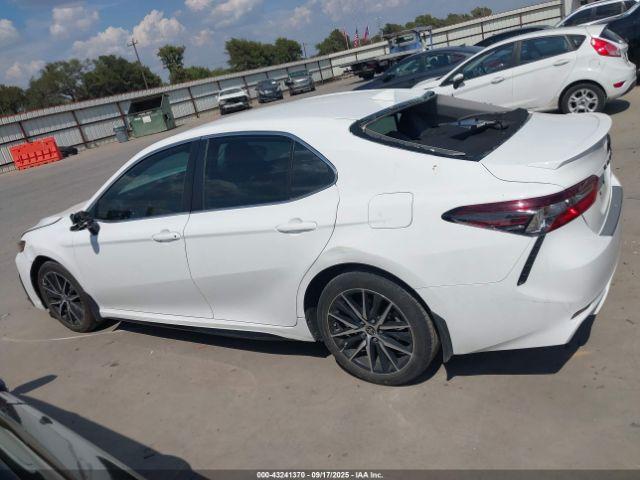 Toyota Camry Se Image 8