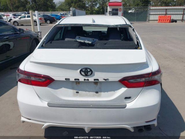 Toyota Camry Se Image 6