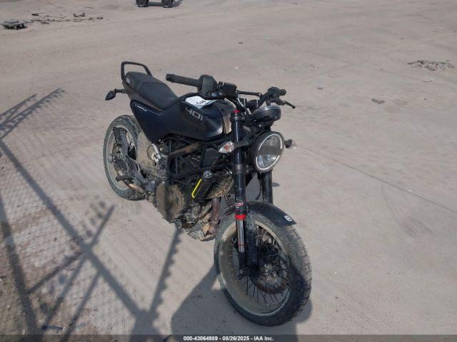  Salvage Husqvarna Vitpilen 401 Svartpilen 4