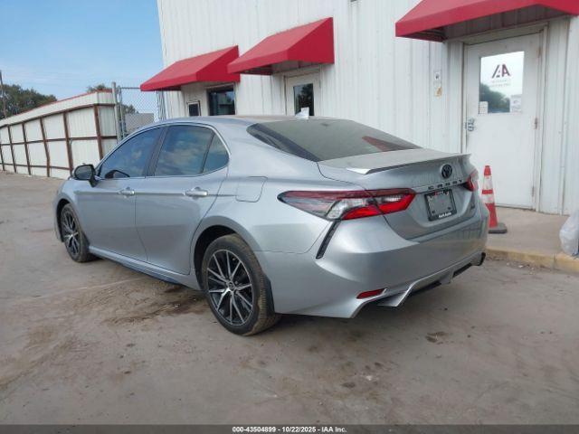 Toyota Camry Se Image 12