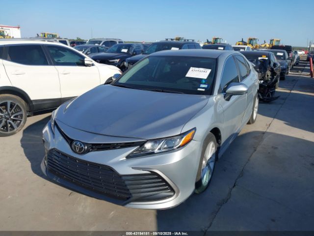 Toyota Camry Le Image 3