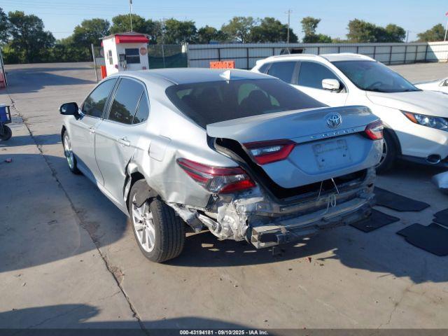 Toyota Camry Le Image 2