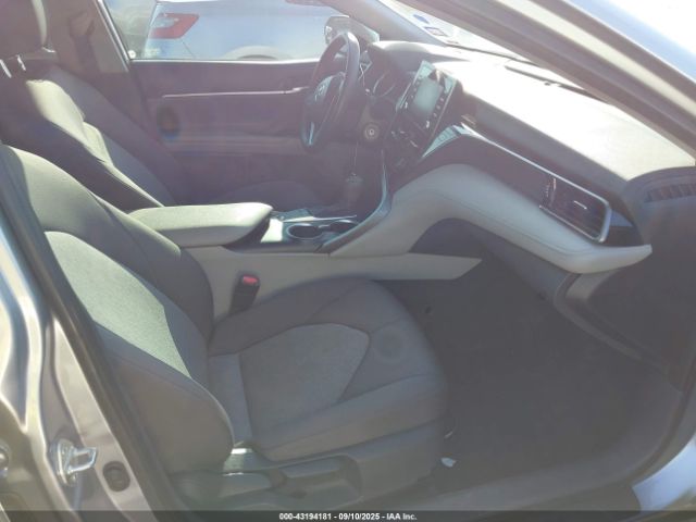 Toyota Camry Le Image 5