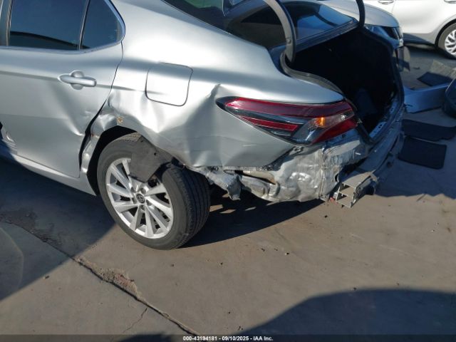 Toyota Camry Le Image 4