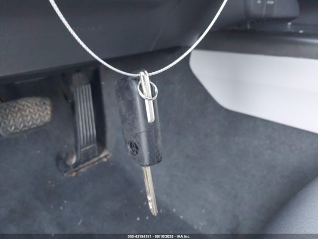 Toyota Camry Le Image 16