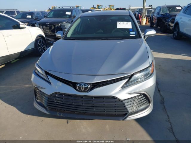 Toyota Camry Le Image 6