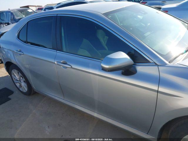 Toyota Camry Le Image 13