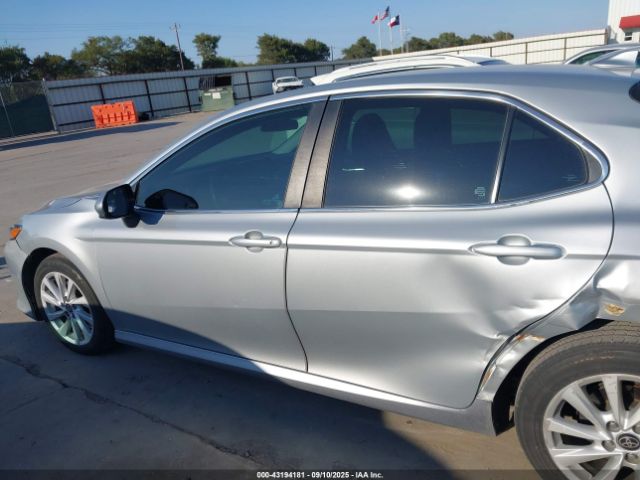 Toyota Camry Le Image 9