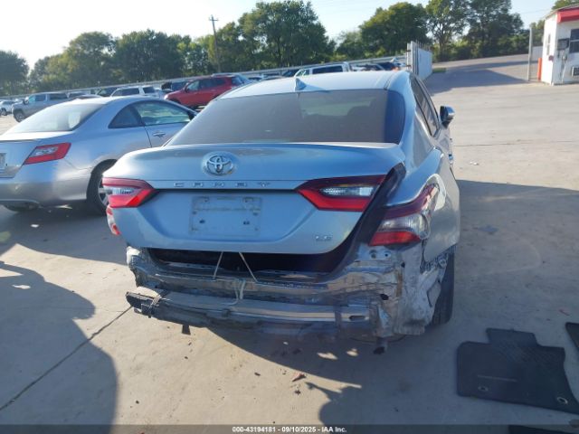 Toyota Camry Le Image 8