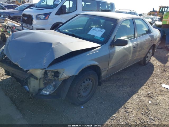 Toyota Camry Le Image 13