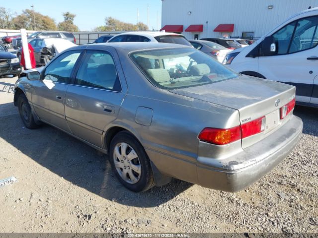 Toyota Camry Le Image 6