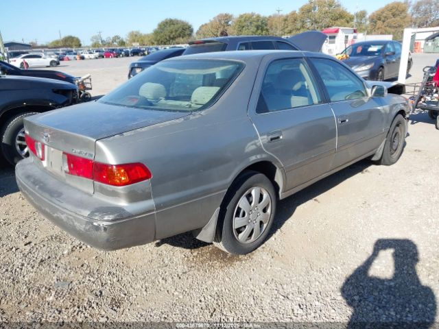 Toyota Camry Le Image 12