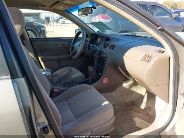 Toyota Camry Le Image 4