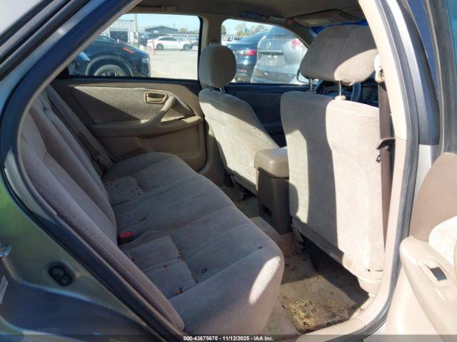 Toyota Camry Le Image 2