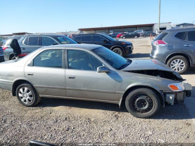 Toyota Camry Le Image 15