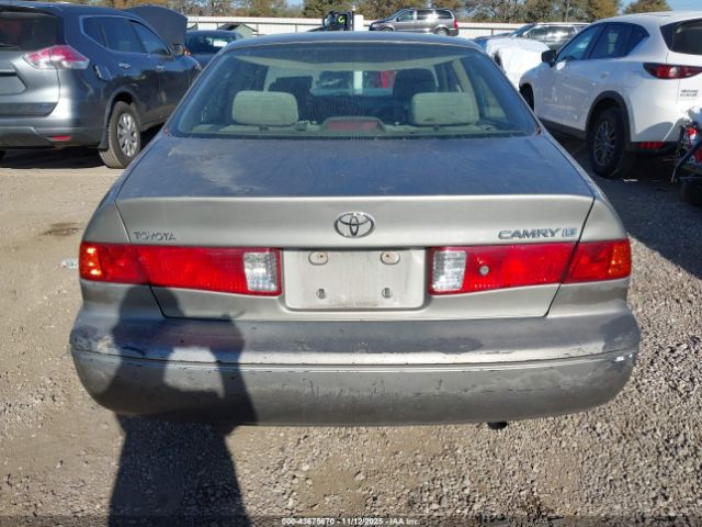 Toyota Camry Le Image 11