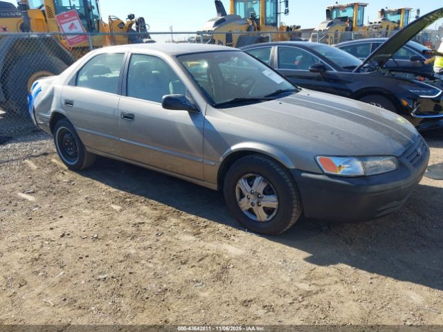 Toyota Camry Le Image 1