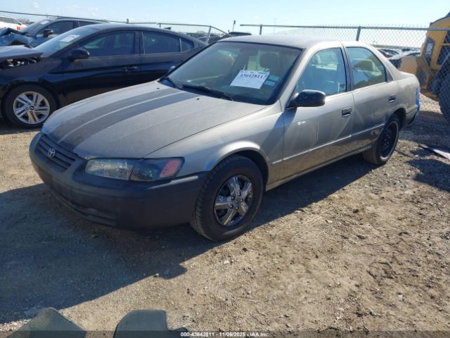 Toyota Camry Le Image 2