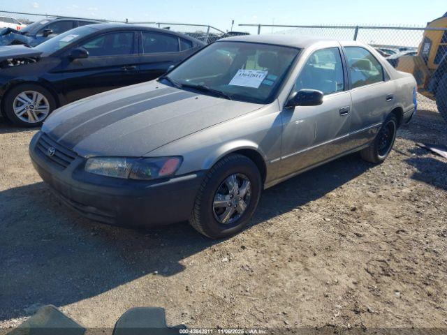 Toyota Camry Le Image 2