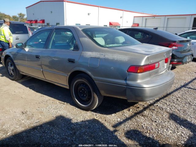 Toyota Camry Le Image 7