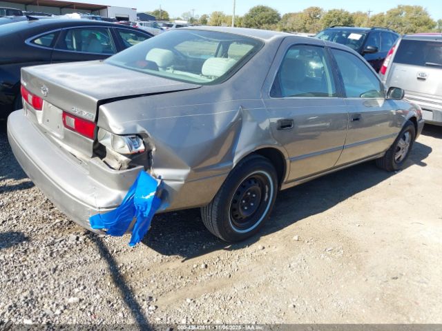 Toyota Camry Le Image 10