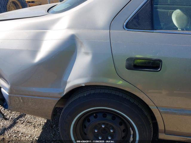 Toyota Camry Le Image 3