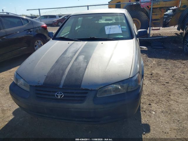 Toyota Camry Le Image 11