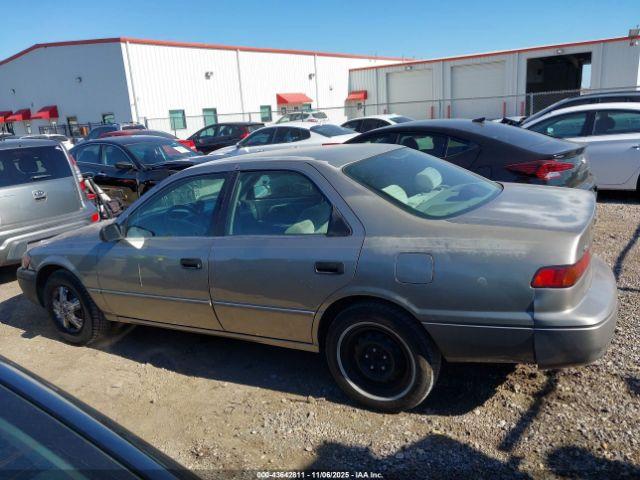 Toyota Camry Le Image 9