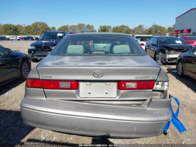 Toyota Camry Le Image 14