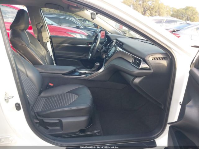 Toyota Camry Se Image 8