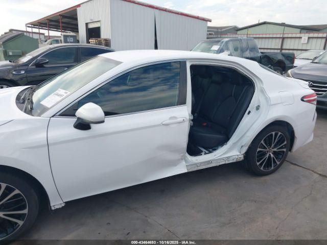 Toyota Camry Se Image 6