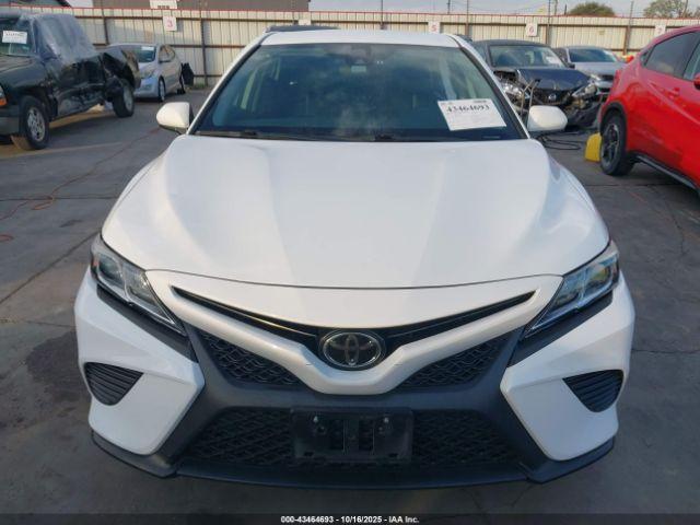 Toyota Camry Se Image 13