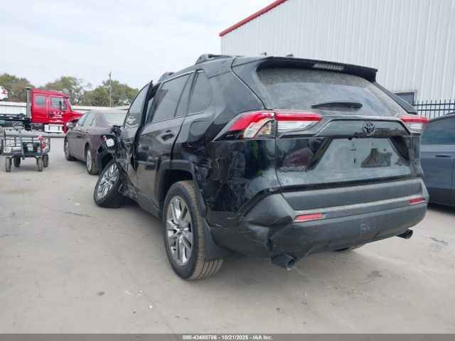 Toyota RAV4 Xle Premium Image 3