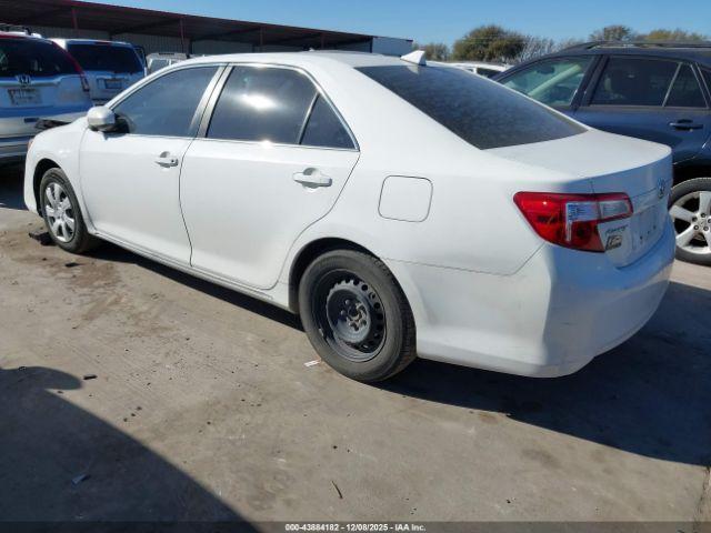 Toyota Camry Le Image 5