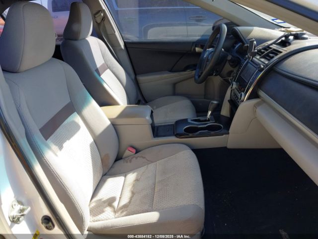 Toyota Camry Le Image 6