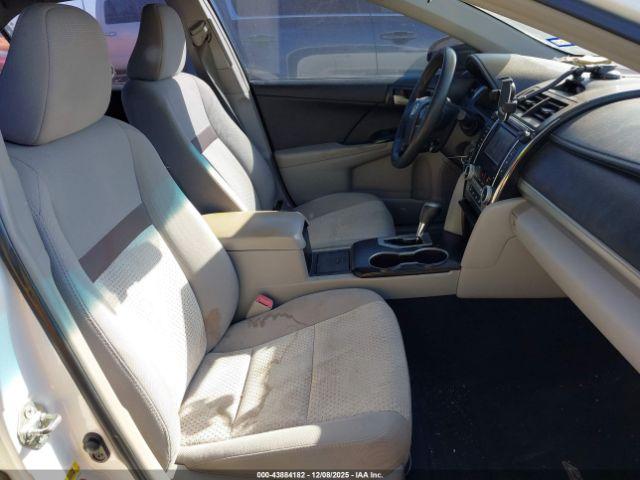 Toyota Camry Le Image 6