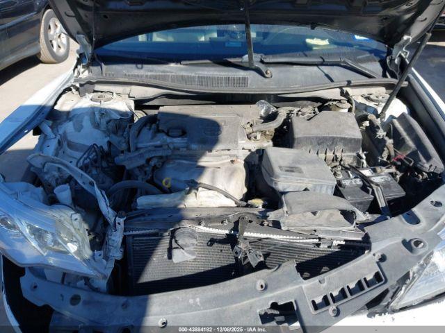 Toyota Camry Le Image 8