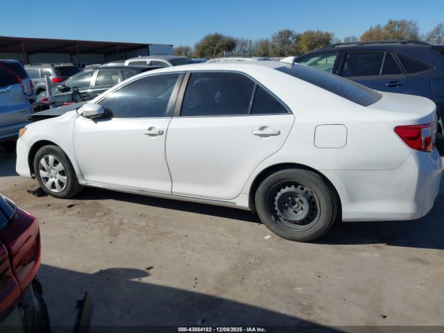 Toyota Camry Le Image 17