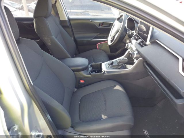 Toyota RAV4 Le Image 11