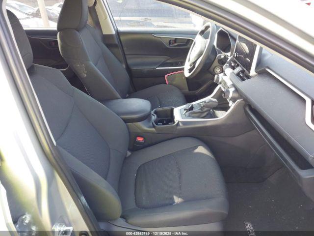 Toyota RAV4 Le Image 11