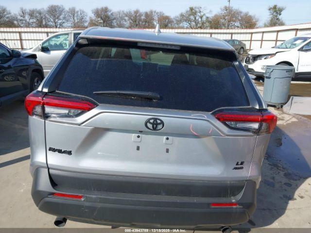 Toyota RAV4 Le Image 16