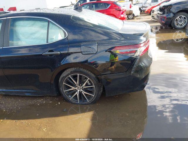 Toyota Camry Se Image 9