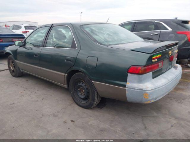 Toyota Camry Le Image 17