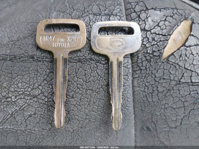 Toyota Camry Le Image 9