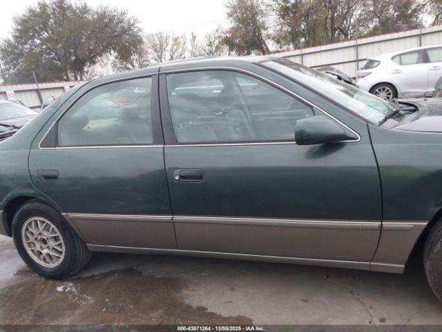 Toyota Camry Le Image 4